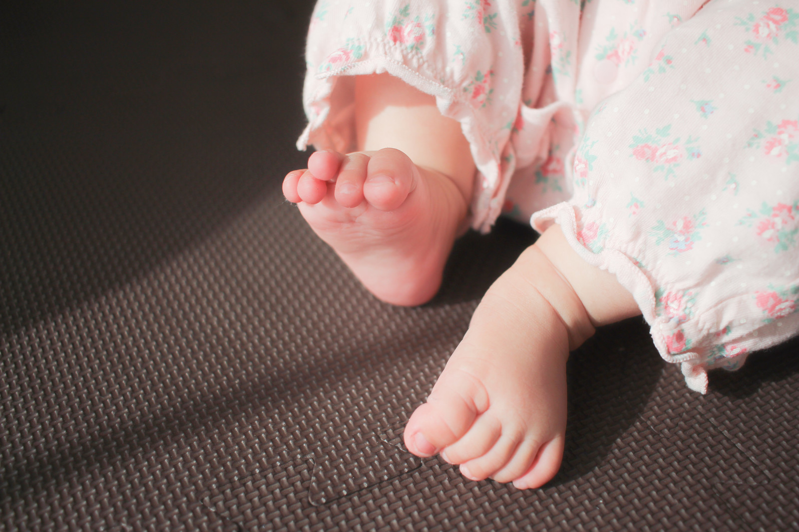 【エルゴ抱っこ紐】赤ちゃんの足が痛そう！痛くなる原因と安全に使うための対策