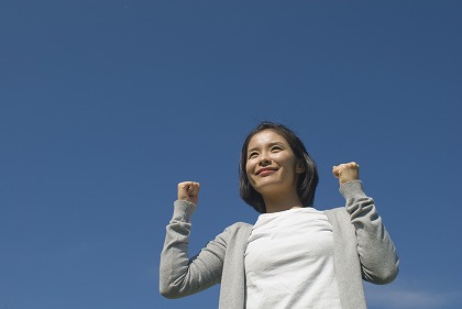 青空の下の女性