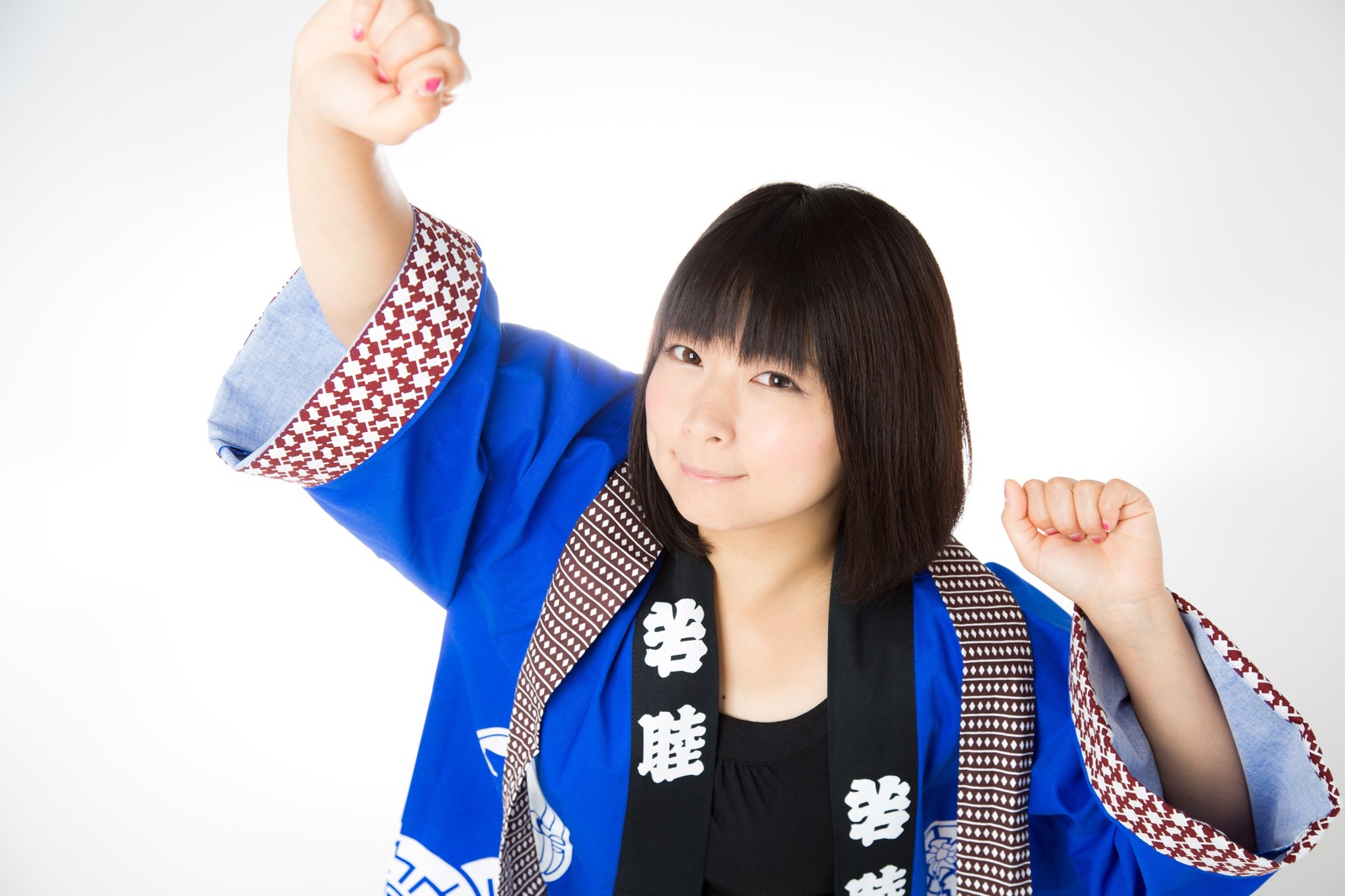 ハッピを着た元気な女性