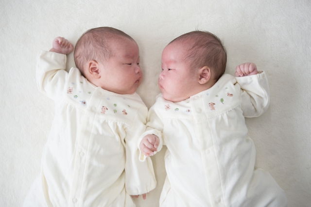 双子の抱っこ紐はどうする？おすすめ抱っこ紐＆新生児期・首すわり前の移動方法も解説